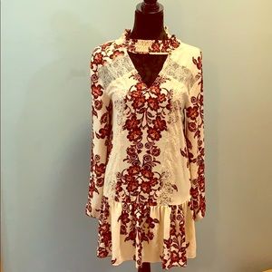 Lace dress with floral detail